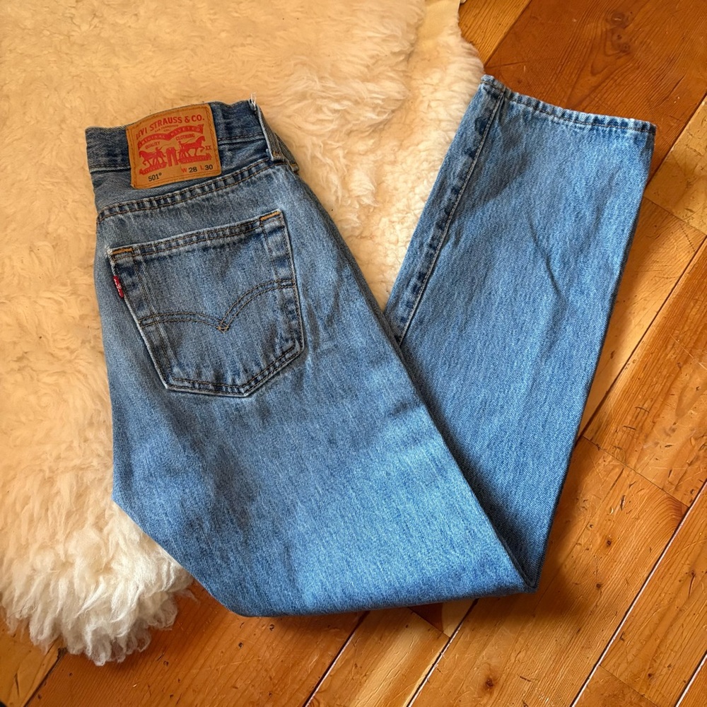 Distressed 501 classic women’s Levi’s medium wash